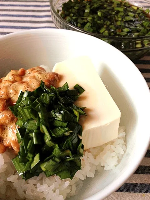 labomihoさんのニラ醤油かけ納豆冷奴ご飯|カザラさん