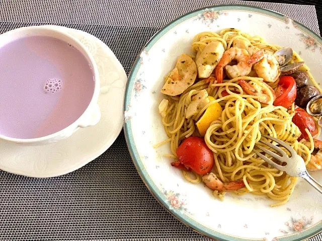 あさり、海老、笋のバジル、レモンソースパスタ   紫芋のポタージュ|zcさん