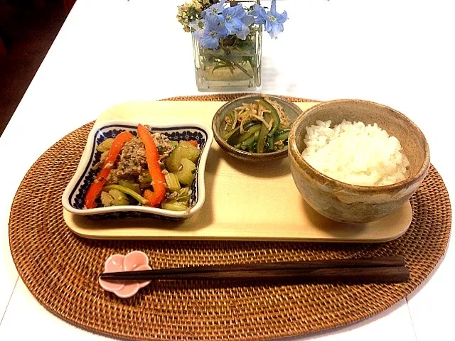 朝ごはん！イワシとセロリとパプリカのマリネ、エノキときゅうりの胡麻和えd(^_^o)|mamigoさん