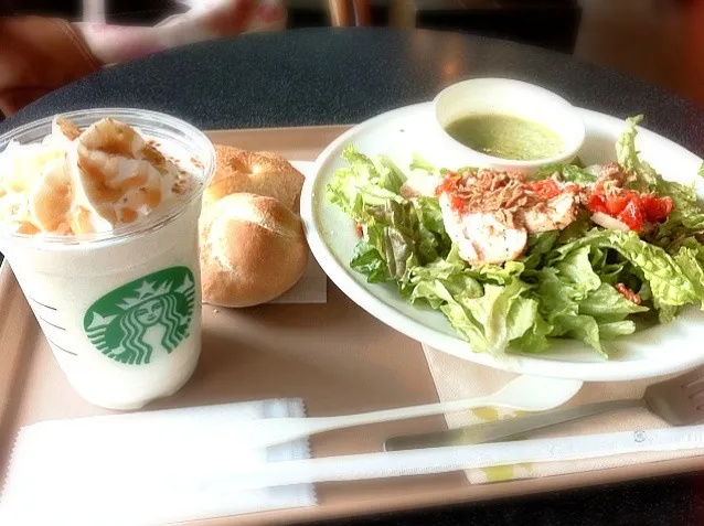 Snapdishの料理写真:スタバ東急プラザ表参道原宿店限定バナナ＆キャラメルフラペチーノとサラダブレッドプレート♡|miyuさん