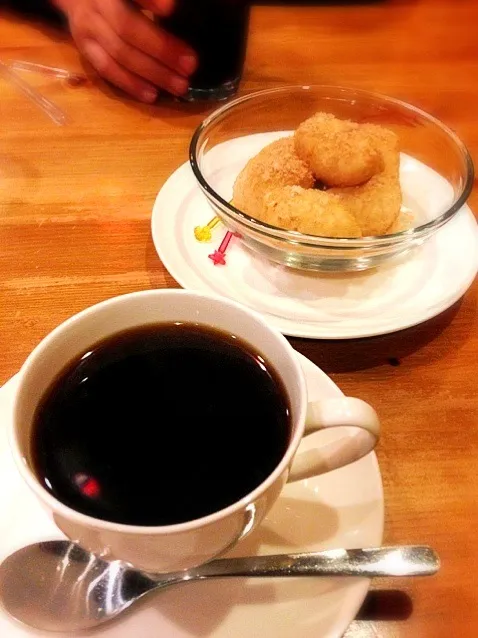 ピザ生地ドーナツ🍩 と 今日のおすすめ:炭火焼きコーヒー☕|こいちさん