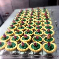 Violet tartlets, crystallised rose buds.. Petit fours|callumさん