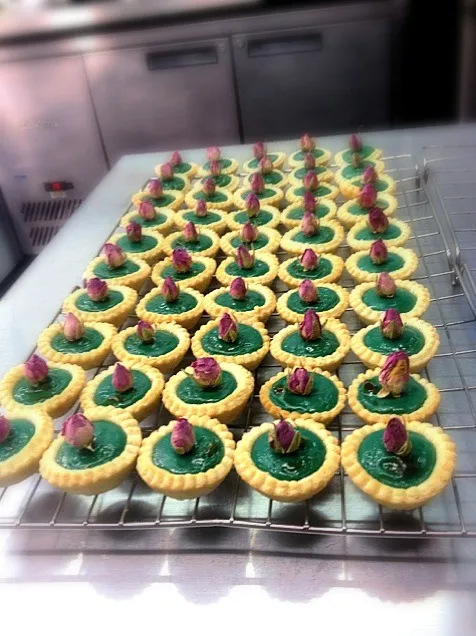 Violet tartlets, crystallised rose buds.. Petit fours|callumさん