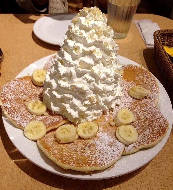 Snapdishの料理写真:バナナホイップクリームとマカデミアナッツ @Eggs'n things|yahさん