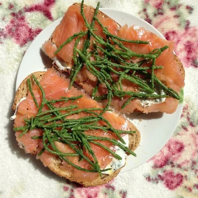 Snapdishの料理写真:Toast with salmon and samphire on Greek yoghurt dille spread|Rianneさん