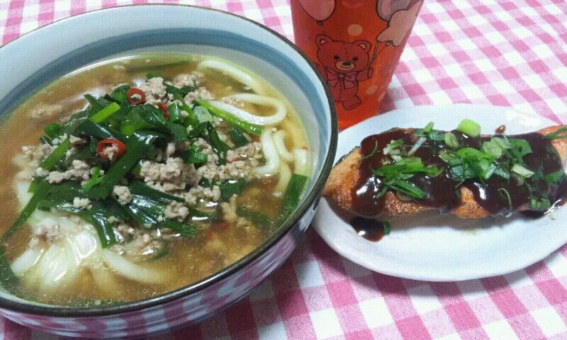 おうどん台湾ラーメン風(豚挽肉･にら･にんにく･生姜･鷹の爪･青ねぎ)、サーモンソテーねぎ味噌のせ|まあるさん