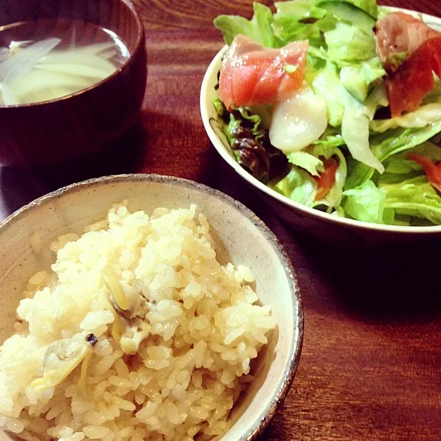 Snapdishの料理写真:4/29晩御飯  浅利御飯  お刺身サラダ  新玉ねぎのスープ  ＊海老家に頂いた浅利第一弾。ごちそう様です＊|yukiyamasakiさん