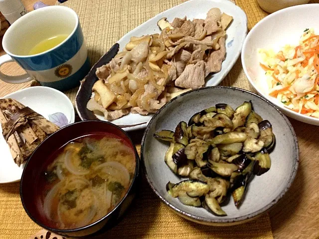 豚とエリンギの生姜焼き 茄子の唐辛子ポン酢がけ 塩麹コールスロー 新玉ねぎと椎茸のお味噌汁 中華ちまき|中町さん