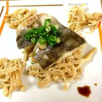 Snapdishの料理写真:タラのバター（マーガリン）醤油焼き えのき添え( ´ ▽ ` )ﾉ♪|えりさん