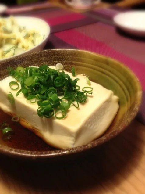 手料理ってのが恥ずかしい。水をきった豆腐を特製出汁に漬けてチ〜ン|ひとしさん