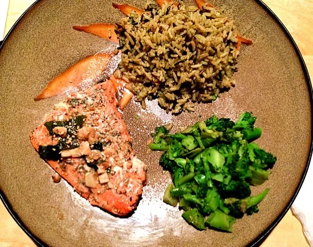 Grilled salmon with wild rice pilaf and steamed broccoli.|Yasmeen 🌺さん