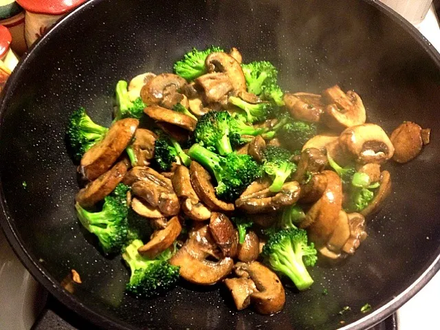 Mushroom and broccoli stir fry.|Yasmeen 🌺さん