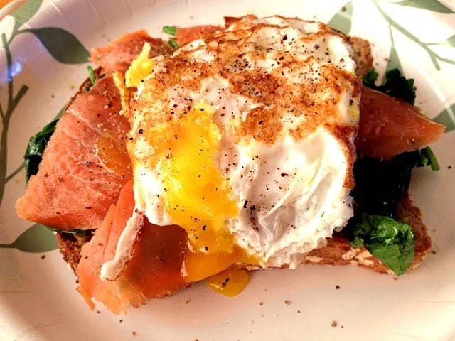 Fried egg and smoked salmon on toast.|Yasmeen 🌺さん