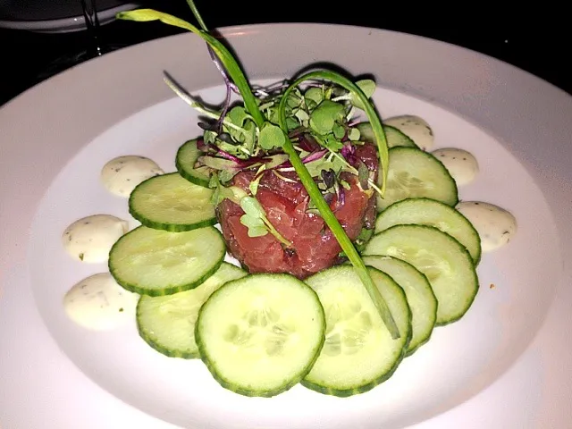 Hawaiian poke stack with cucumbers.|Yasmeen 🌺さん