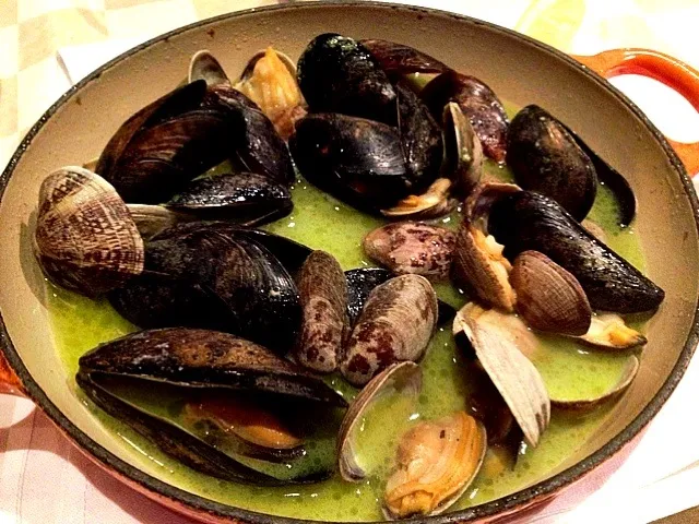 Steamed mussels and clams in garlic butter broth.|Yasmeen 🌺さん