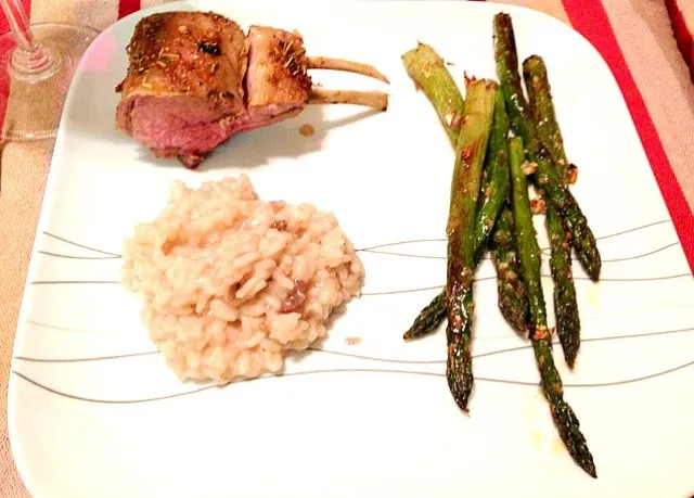 Snapdishの料理写真:Rack of lamb, roasted asparagus and garlic cream risotto.|Yasmeen 🌺さん