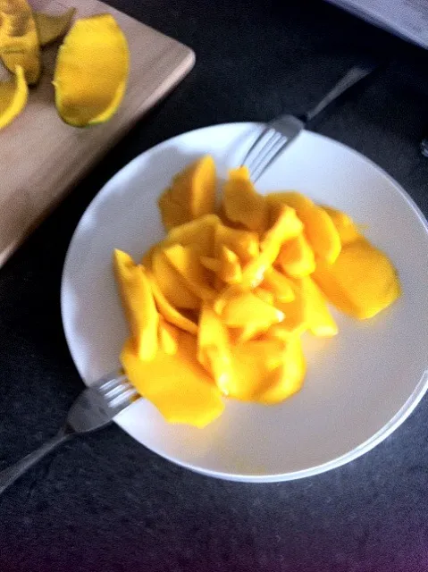 A plate of juicy sweet mango to share|🍓Jolejo🍓さん