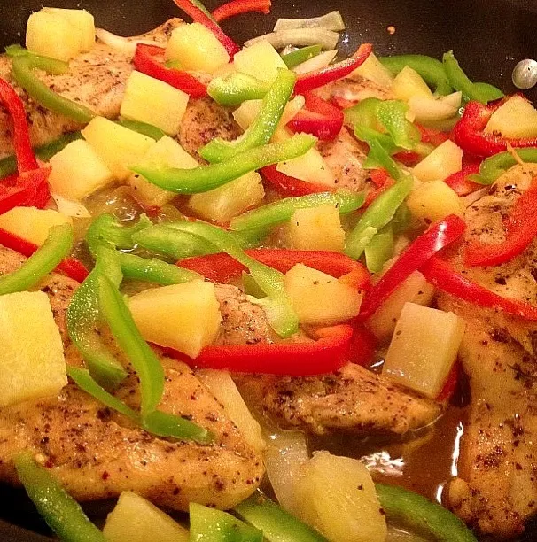 Chicken Breast marinated in 100% Dole Pineapple Juice cooked w/ fresh pineapples, red & green peppers|Curt Chillさん