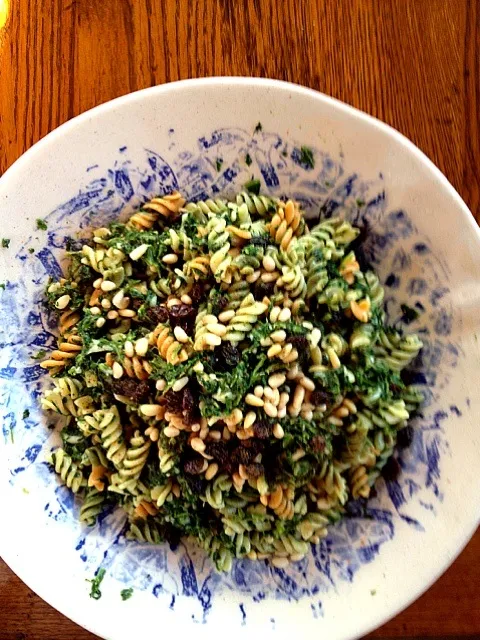 fusilli with spinach, pine nuts, raisins & parmesan|Matthew Cashenさん