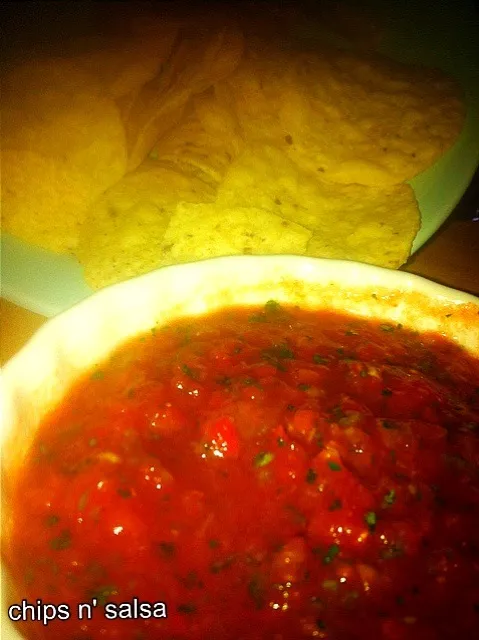 Homemade salsa and chips!!🍅|hannahさん