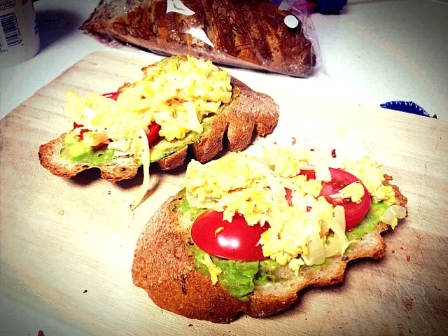 My holiday brunch 🍴😝 Black sesame bread, an avocado base, white meat and scrambled eggs, toast|OHaru🎀さん