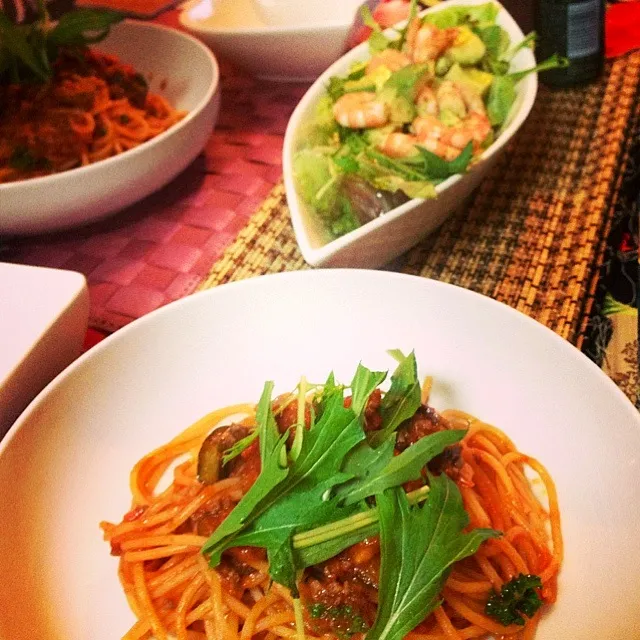 Snapdishの料理写真:茄子と挽肉のトマトソースパスタ、エビとアボカドのサラダ|SAYAKAさん