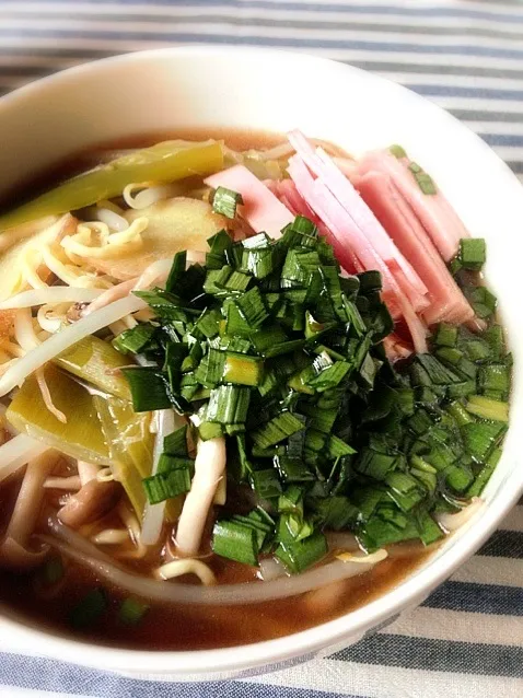 Snapdishの料理写真:labomihoさんのニラ醤油でラーメン|カザラさん