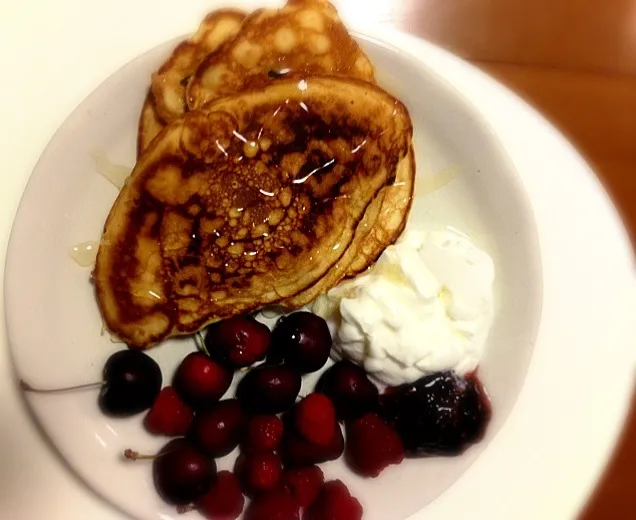 Snapdishの料理写真:Pancakes w/ berries + yoghurt|Emi Chiba-Smithさん