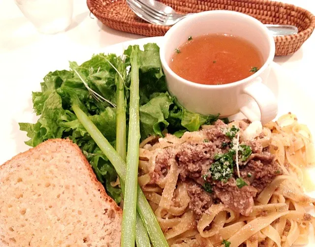 カフェランチ✨牛挽肉赤ワイン煮込みソースのフェットチーネ🍝|ちーねーさん