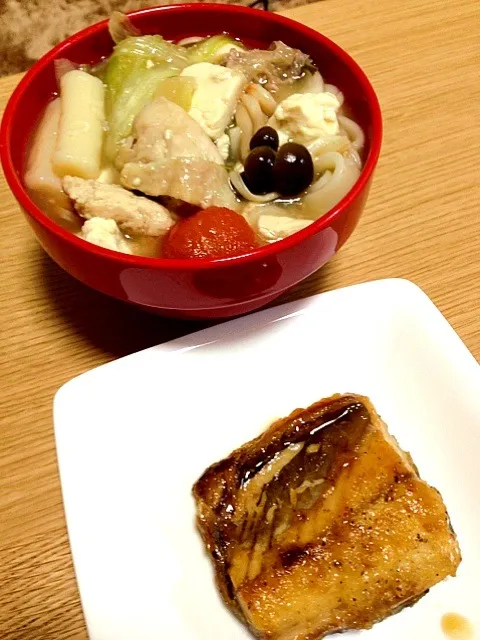 Snapdishの料理写真:鍋残り物きしめん、サバ照り焼き|サヤラムネさん