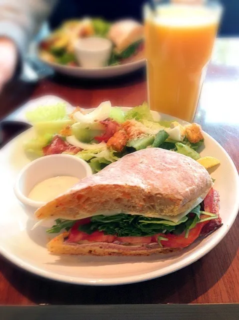 Healthy lunch with fresh OJ|Johnsonさん