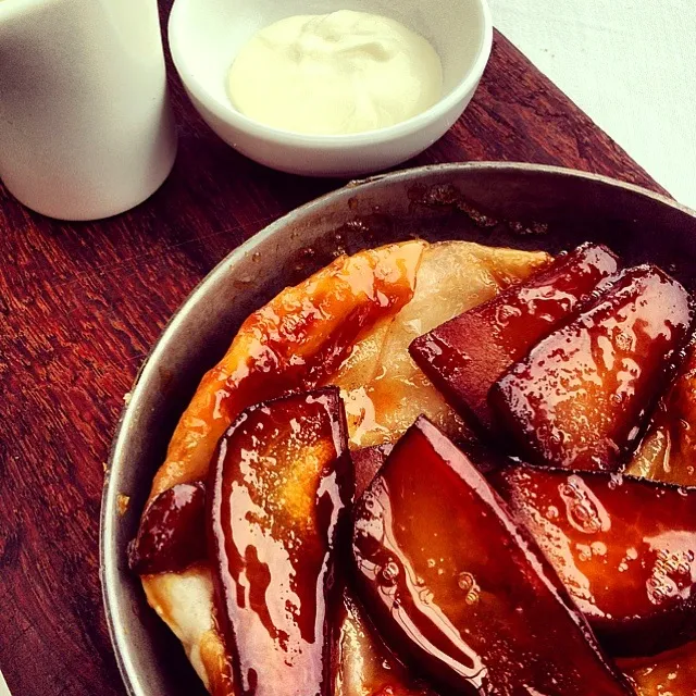 Pear tarte tatin with honey anglaise & double cream|12Dragonさん