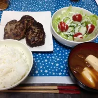 Snapdishの料理写真:手ごねハンバーグ、サラダ、おっきーナメコとお豆腐のお味噌汁|ねぇねぇさん