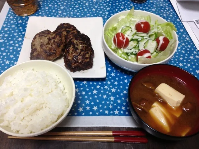 Snapdishの料理写真:手ごねハンバーグ、サラダ、おっきーナメコとお豆腐のお味噌汁|ねぇねぇさん