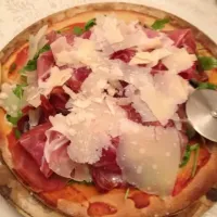 Pizza with prosciutto, rucola and parmigianno. Base with buffalo mozzarella.|Sandra Wanさん