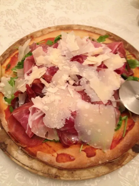 Pizza with prosciutto, rucola and parmigianno. Base with buffalo mozzarella.|Sandra Wanさん