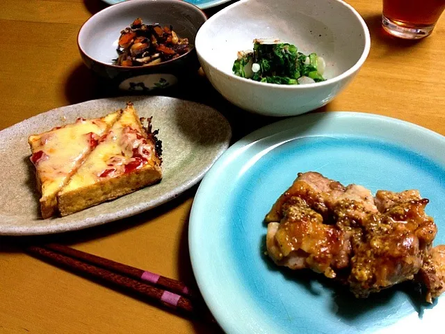 Snapdishの料理写真:鶏肉のハニーマスタード焼き☆かっぴーさんのメキシカン厚揚げ☆大根の間引き菜のおひたし☆夫の作ったヒジキ煮|さちこ(さがねっち)さん