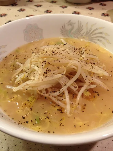 スープに隠れて見えないけどこんにゃくラーメン🍜|マツさん