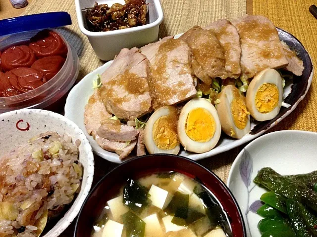 玉ねぎ煮豚 ピーマンのオイル焼き  豆腐と油揚げのお味噌汁 栗ご飯|中町さん