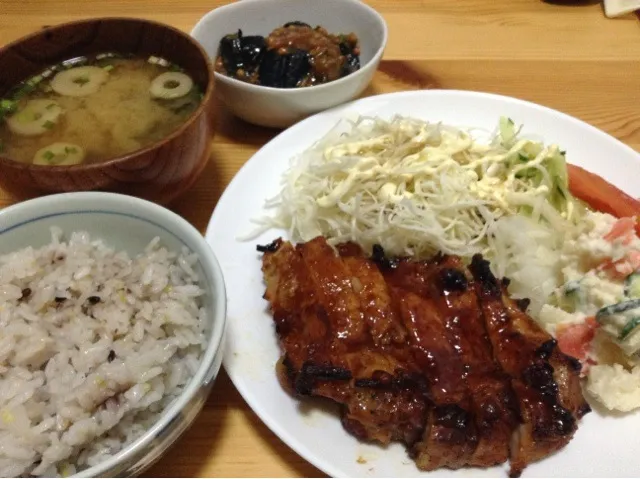 鶏肉照焼き、サラダ、茄子肉味噌和え、味噌汁|SasaMasa213さん