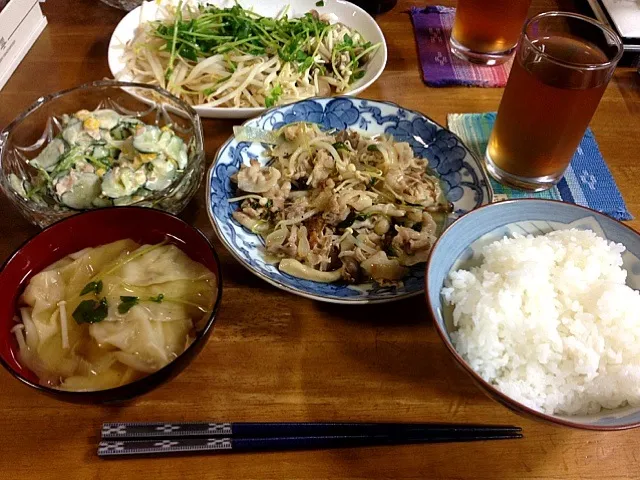 豚とキノコ炒め、蒸し野菜、豆苗とキュウリのツナサラダ、ワンタンスープ(^O^)|すかラインさん