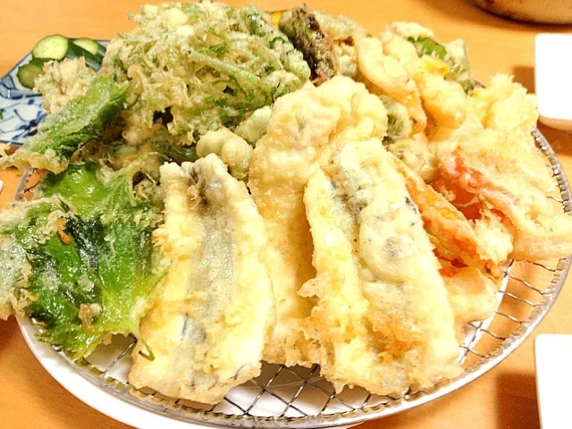 Snapdishの料理写真:子どもが帰省した日の晩御飯  サヨリと春の野菜の天ぷら|シンリーさん