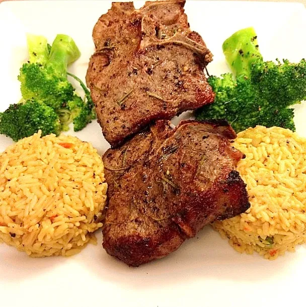 Lamb Chops w/ Rosemary, Chills Dirty Rice Wheels, and Broccoli|Curt Chillさん