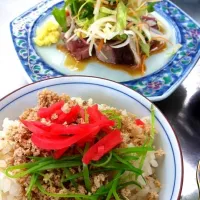 Snapdishの料理写真:鰹のたたきサラダ&鰹そぼろ丼♡|みきさん