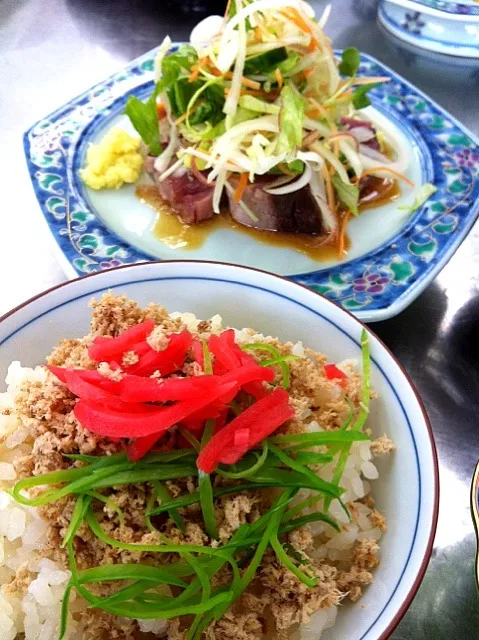 鰹のたたきサラダ&鰹そぼろ丼♡|みきさん