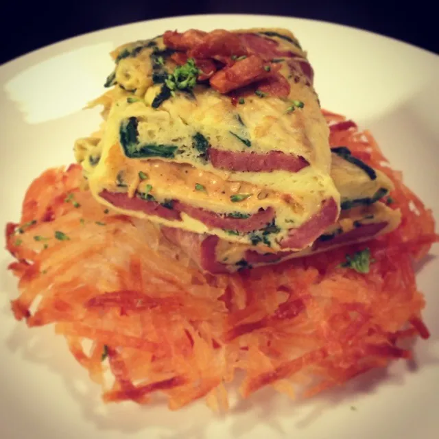 A Spinach, Andouille Sausage Omelet with Tostitos Taco dip (I'm out of cheese) on top of crispy hashbrowns on top of thinly sliced tomatoes. Topped with some to|Brian Churchillさん