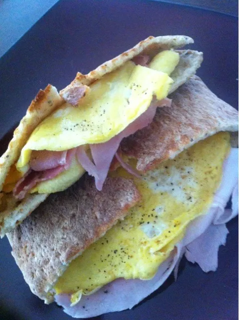 Pita bread, scrambled eggs, hand and amygdala almond based spread|Maeさん