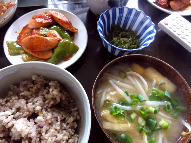 魚肉ソーセージとピーマンのケチャップ炒め&めかぶ&もやしの味噌汁|まぐろさん