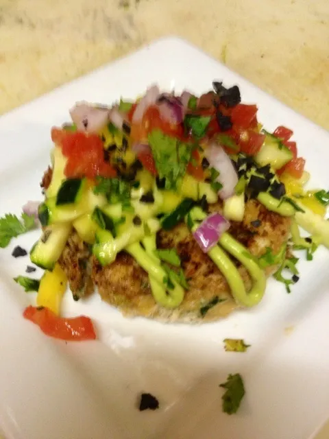 Cilantro Lime Lump Crab Cake, Avocado Creme, Mango Cucumber Relish, Sherry Reduction, Black Salt|David Hollisterさん