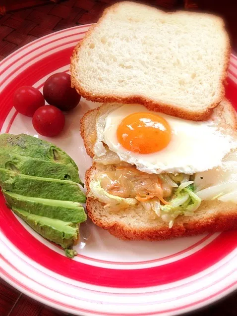 chinese cabbage ham cheese with fried egg sandwich🍳とろシャキ白菜とハムチーズの目玉焼き乗せオープンサンド|🌈Ami🍻さん